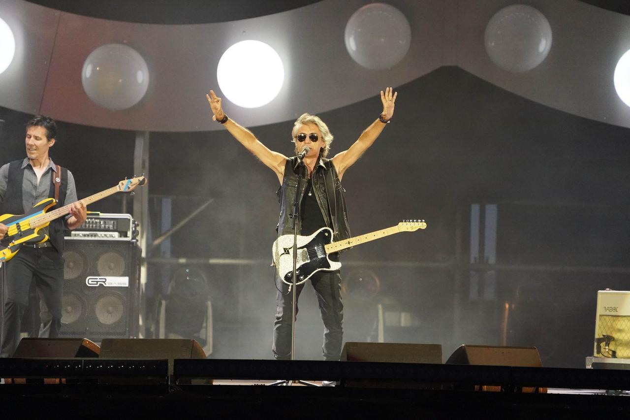 Ligabue a Campovolo, 100mila cuori per “Certe notti”: tra Cadillac, Lambrusco e un mondo da cambiare