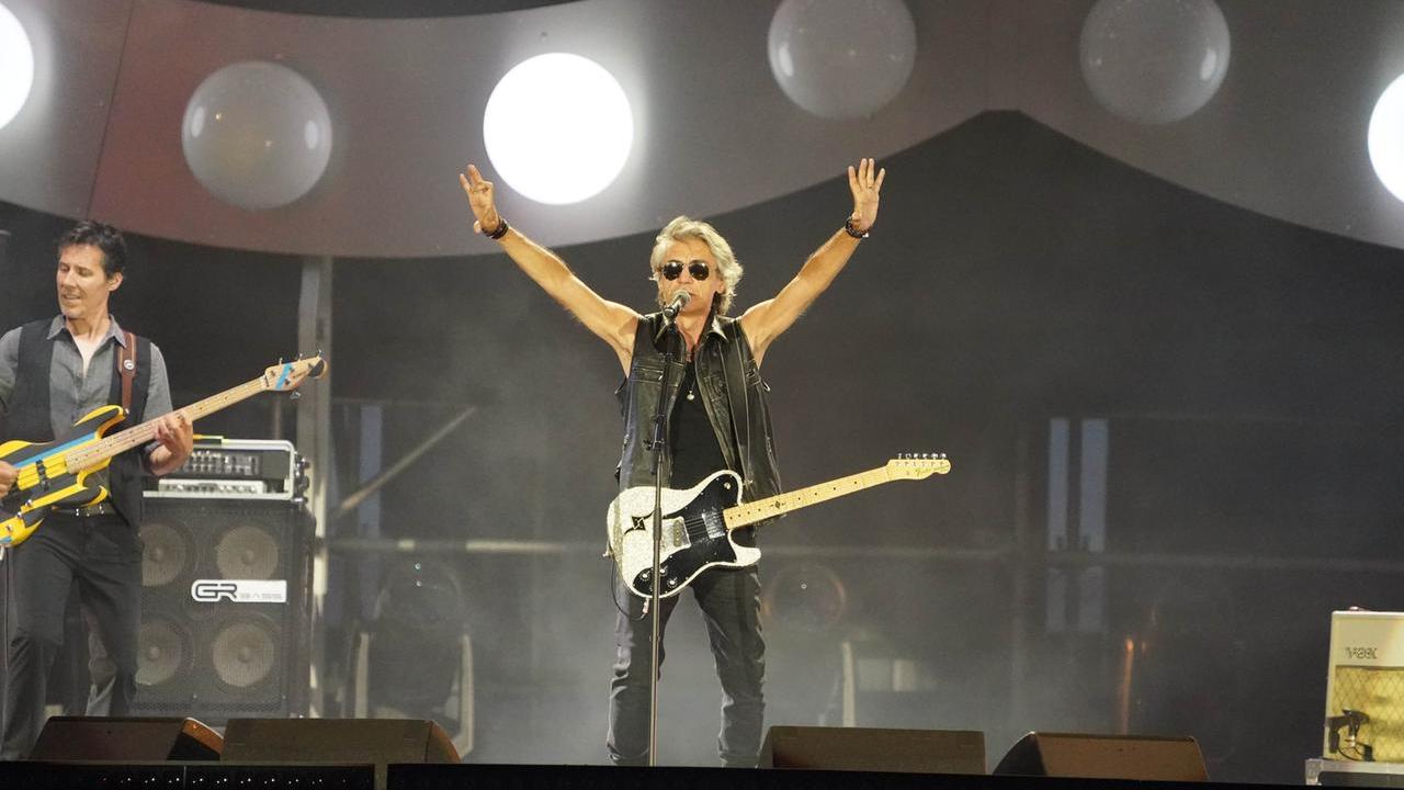 Ligabue a Campovolo, 100mila cuori per “Certe notti”: tra Cadillac, Lambrusco e un mondo da cambiare