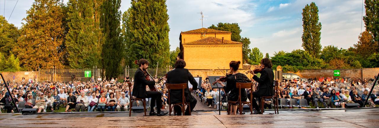 Musica all’alba alla Certosa di Ferrara, applausi a scena aperta