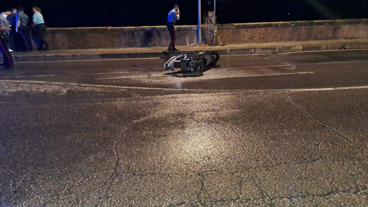 
	Lo scooter che ha travolto&nbsp;il 17enne (foto Stick)

