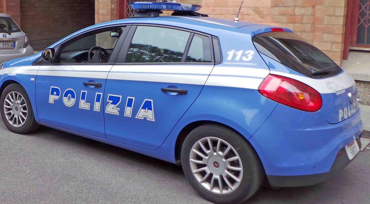 Livorno, ruba un cellulare sulla spiaggia dell’Accademia e aggredisce gli agenti: preso
