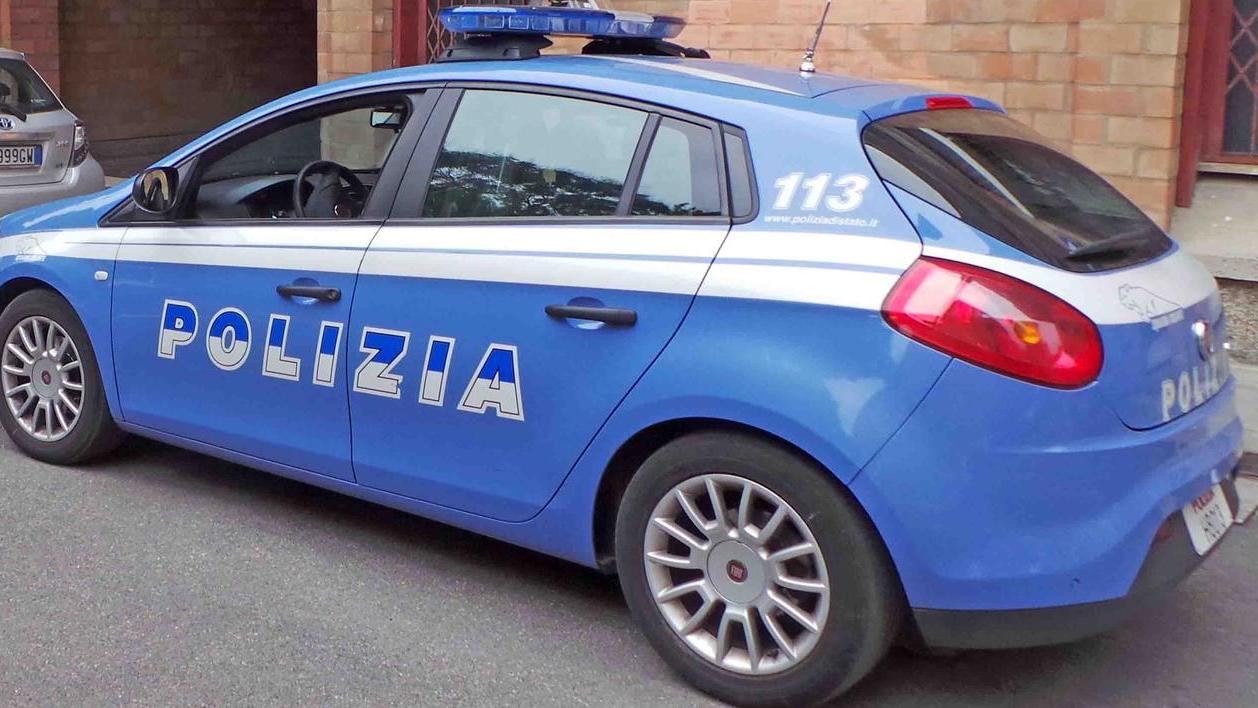 Livorno, ruba un cellulare sulla spiaggia dell’Accademia e aggredisce gli agenti: preso