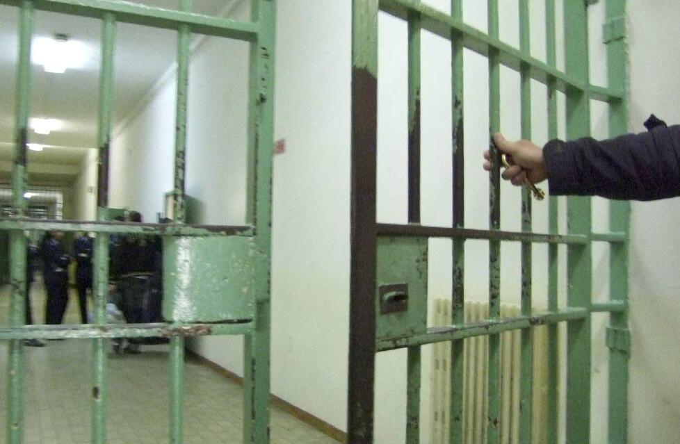 Lucca, ricattata per un video hard e ridotta a schiava del sesso da un meccanico conosciuto su Facebook