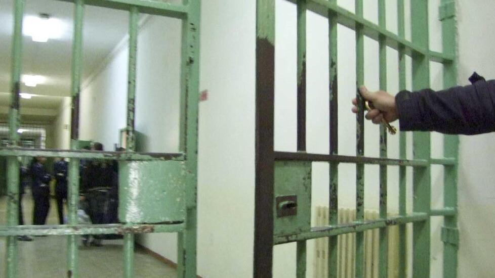Lucca, ricattata per un video hard e ridotta a schiava del sesso da un meccanico conosciuto su Facebook