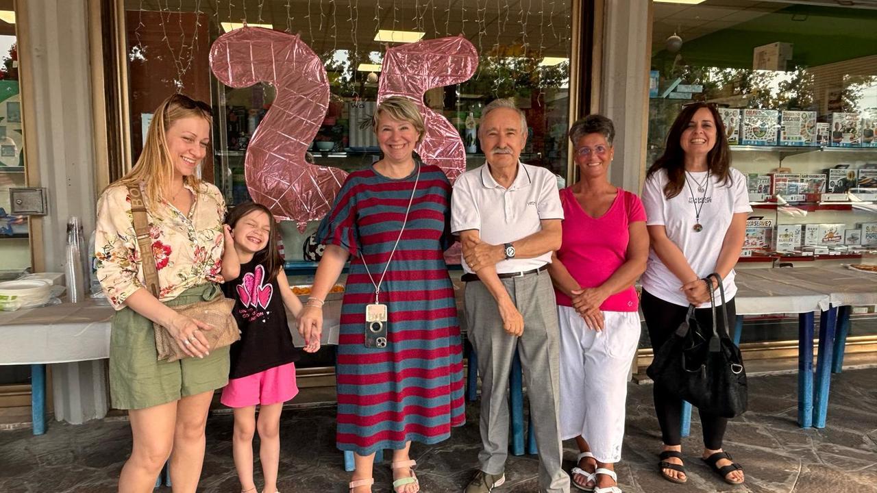 
	La festa per i 25 anni dell'edicola-libreria Monia


