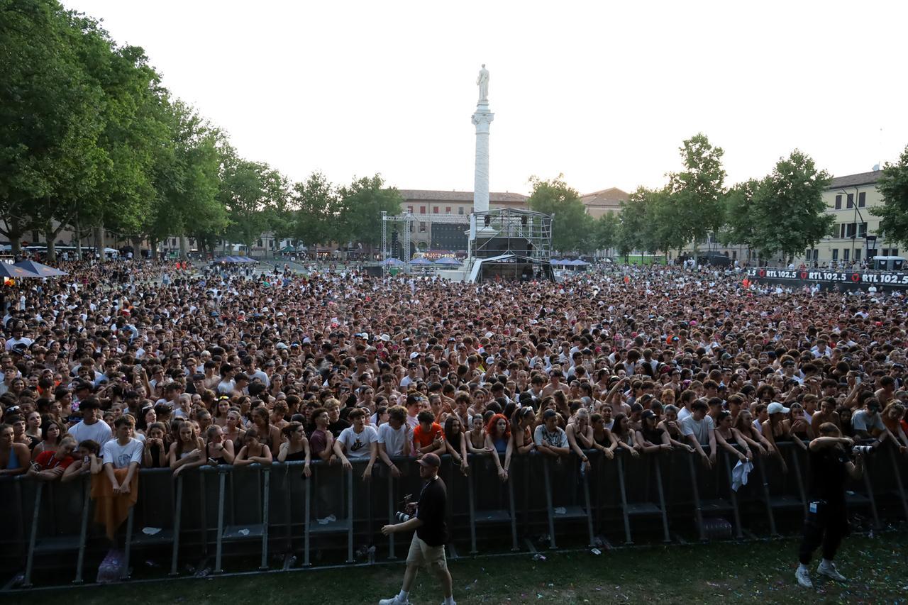 Ferrara, i residenti si mobilitano: «Piazza Ariostea libera»