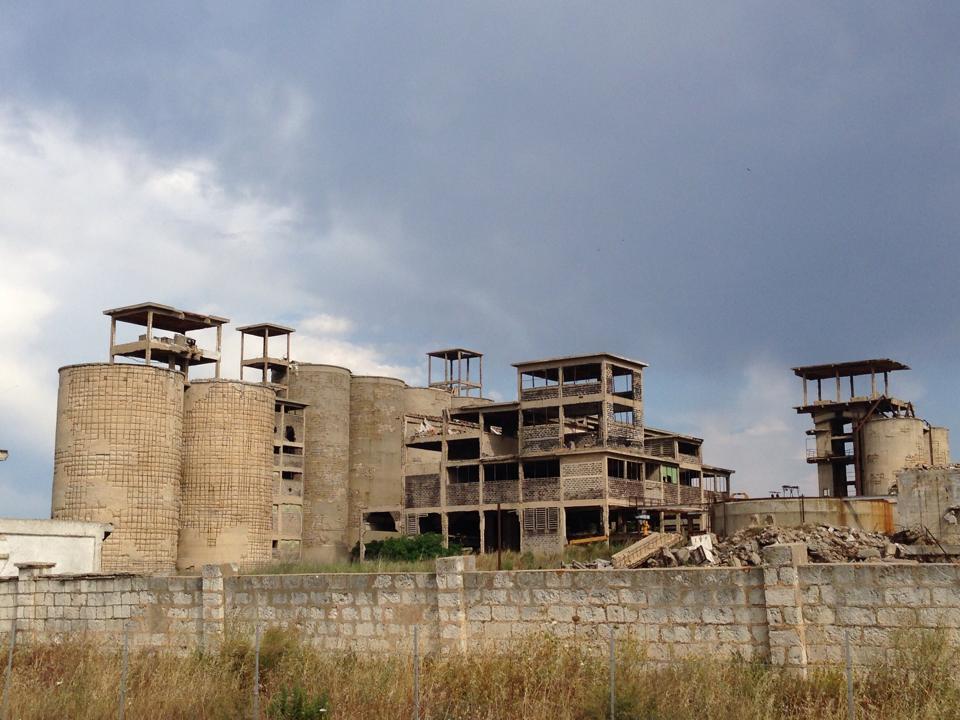 Porto Torres fabbricati industriali fatiscenti all'Ex Cementeria