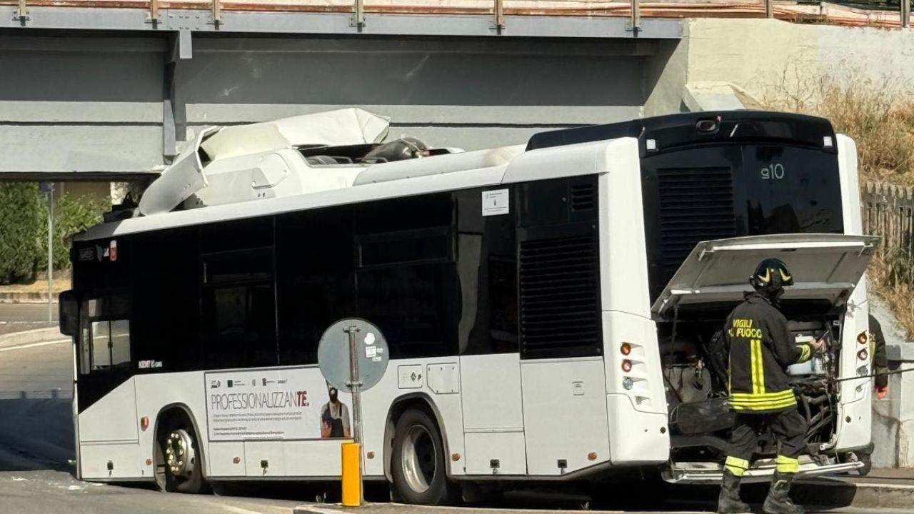 
	Il bus incastrato

