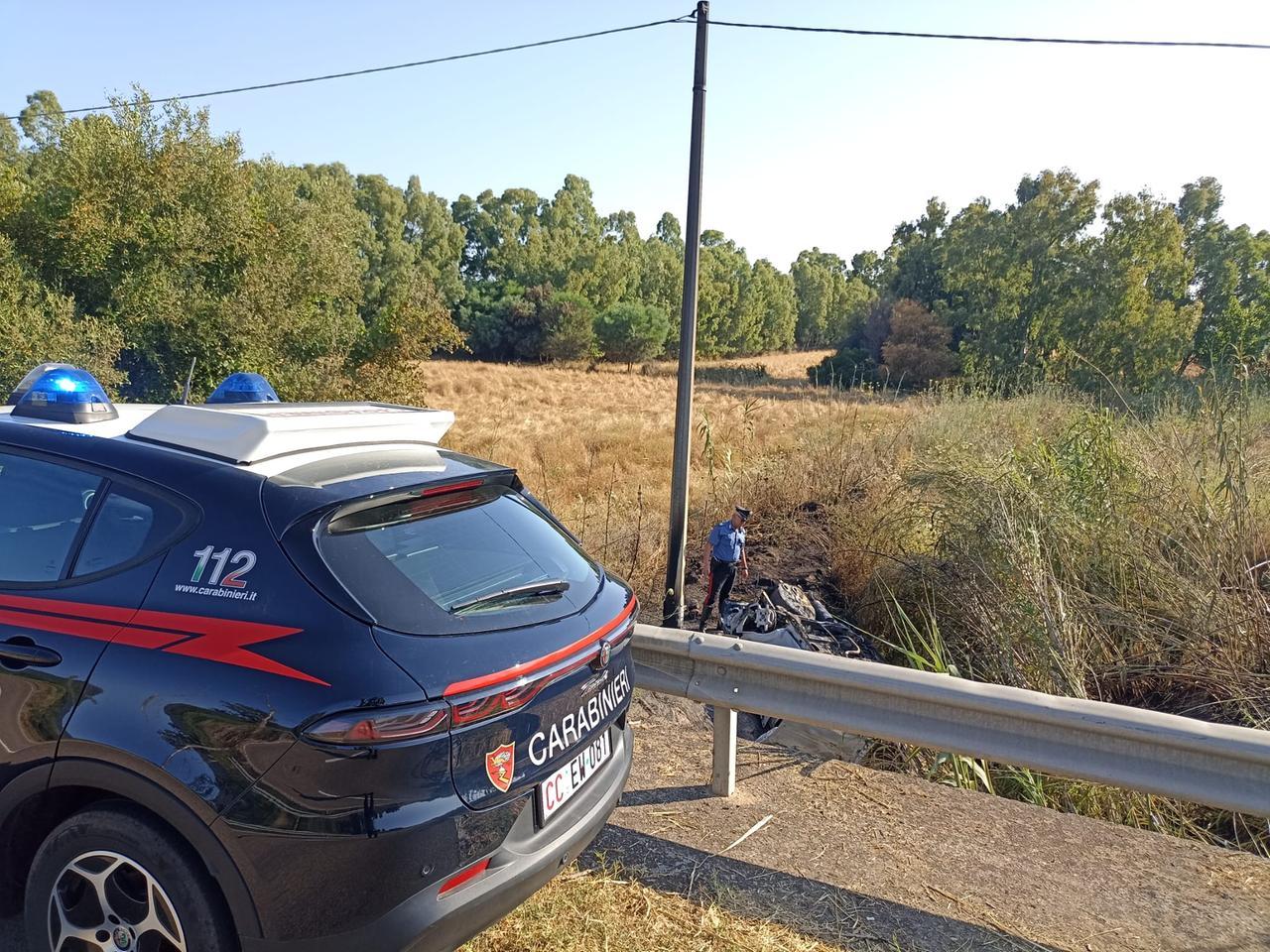Esce fuori strada per evitare un cinghiale, l’auto prende fuoco: tre feriti