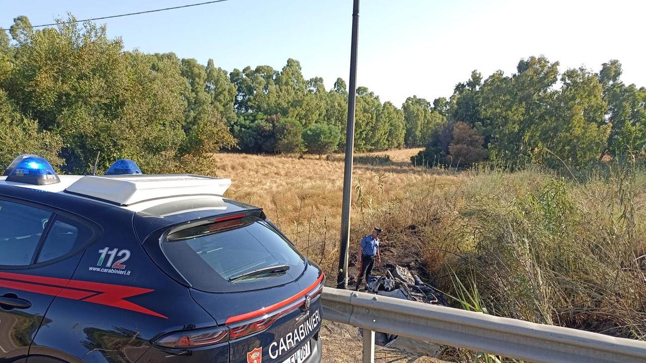Esce fuori strada per evitare un cinghiale, l’auto prende fuoco: tre feriti
