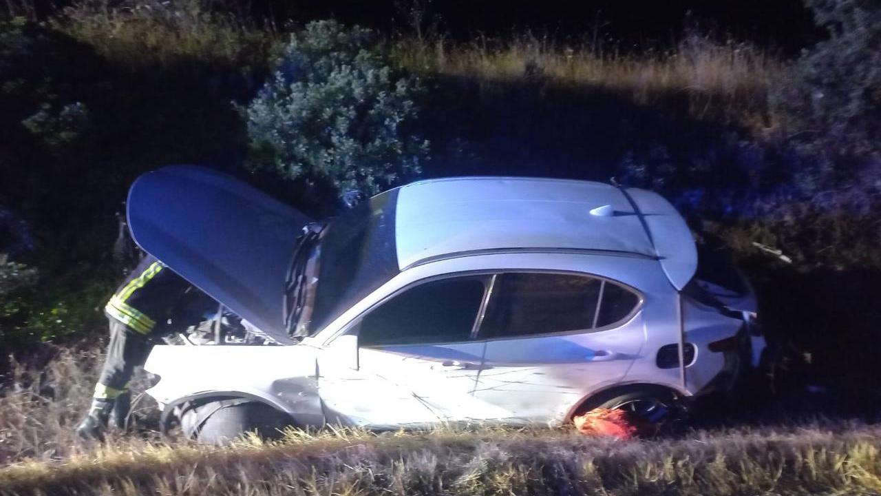 Tragedia sfiorata: ubriaco al volante finisce in cunetta dopo aver rischiato un frontale