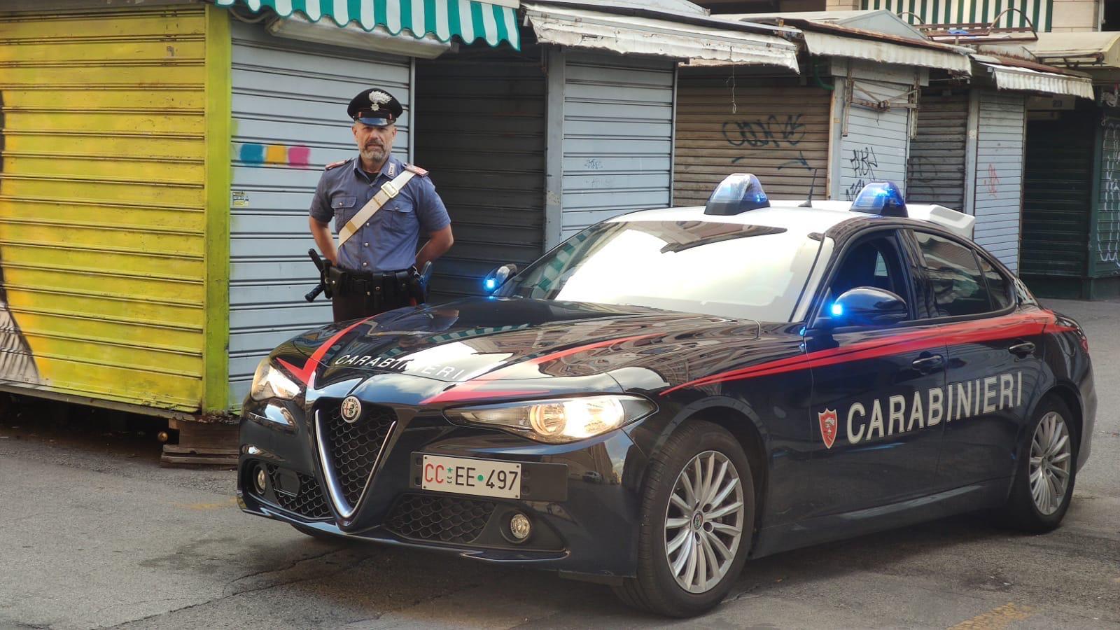 Un carabinieri in piazza Garibaldi (foto d'archivio)