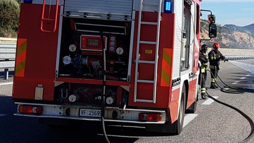 Auto prende fuoco sulla 131, rallentato il traffico