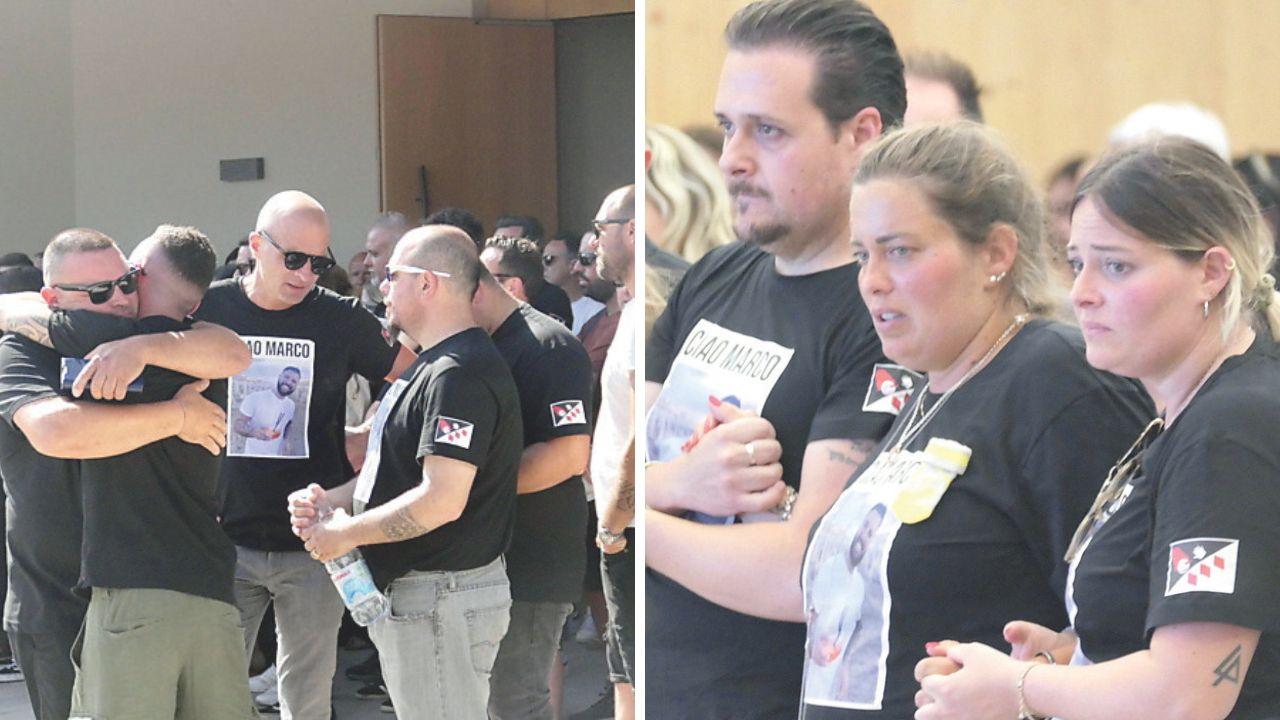 Martina, la moglie di Marco, in mezzo agli amici; alcuni amici fuori dalla chiesa (foto Roberto Paglianti)