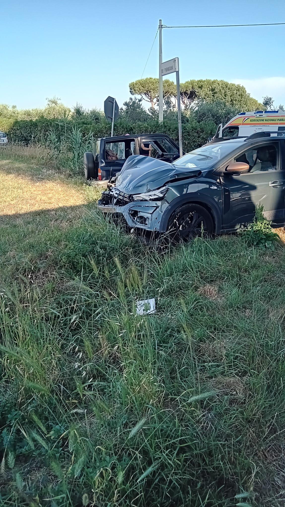 Cecina, frontale tra auto al Paratino: tre feriti