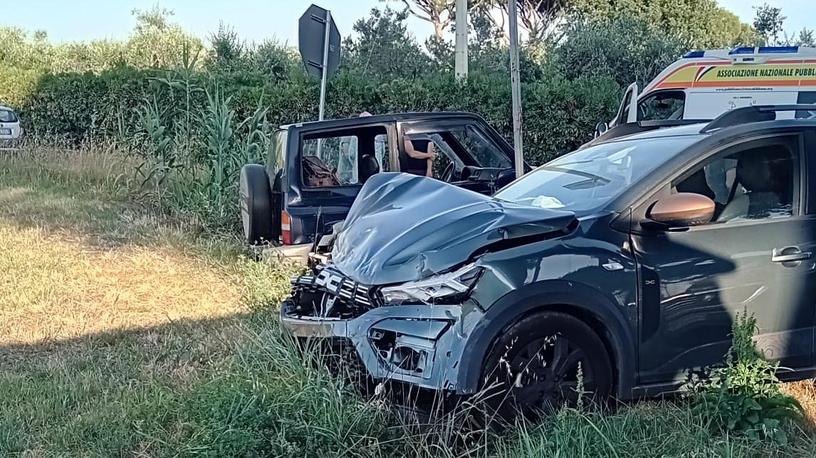 Cecina, frontale tra auto al Paratino: tre feriti