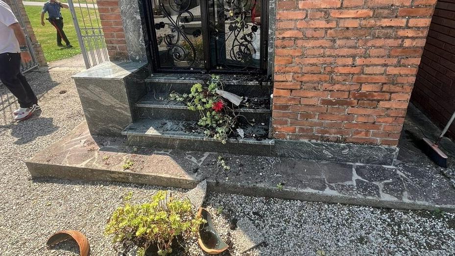 Medelana, danni al cimitero e schiamazzi di notte. La sindaca: «È ora di finirla»