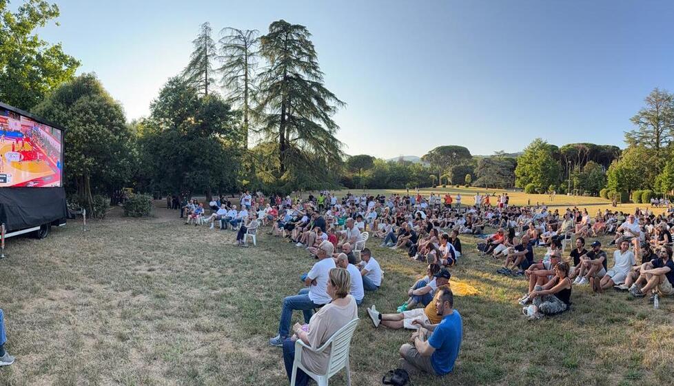 
	Il maxischermo in pineta (fotoservizio Nucci)

