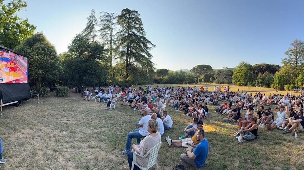 Il maxischermo in pineta (fotoservizio Nucci)