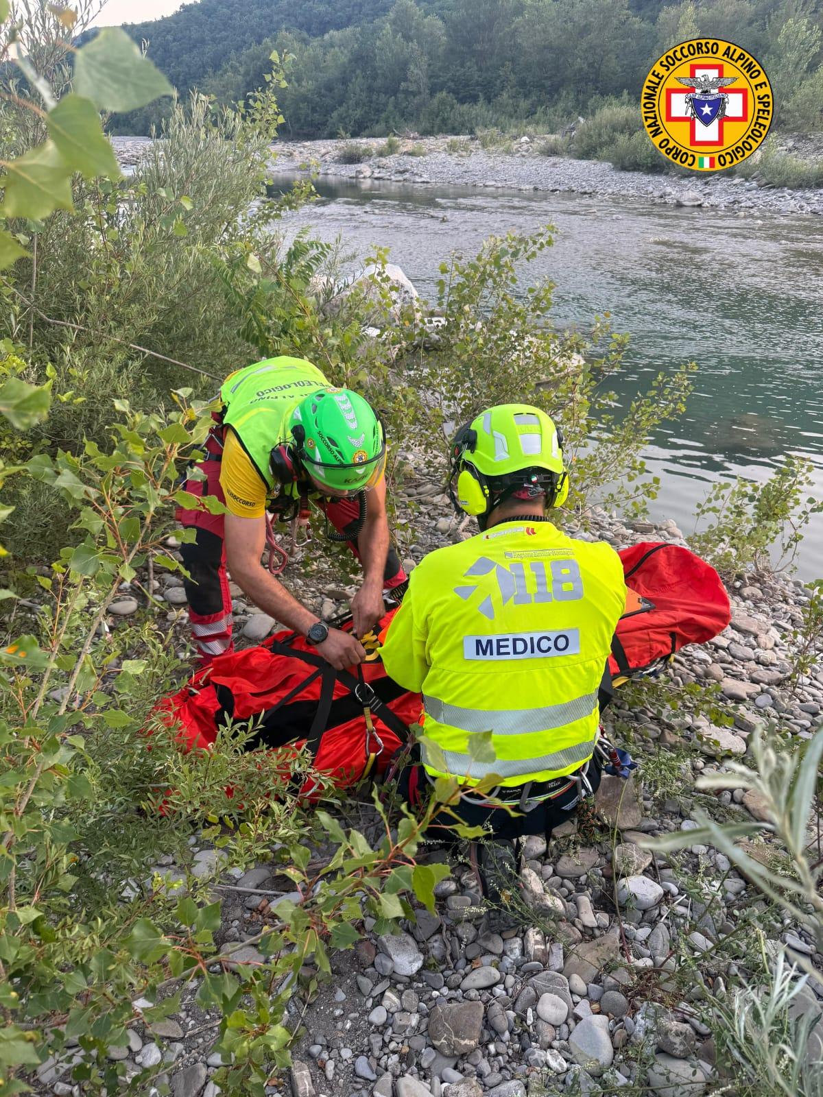 Si rompe una gamba nel greto dell’Enza, bagnante soccorso in elicottero