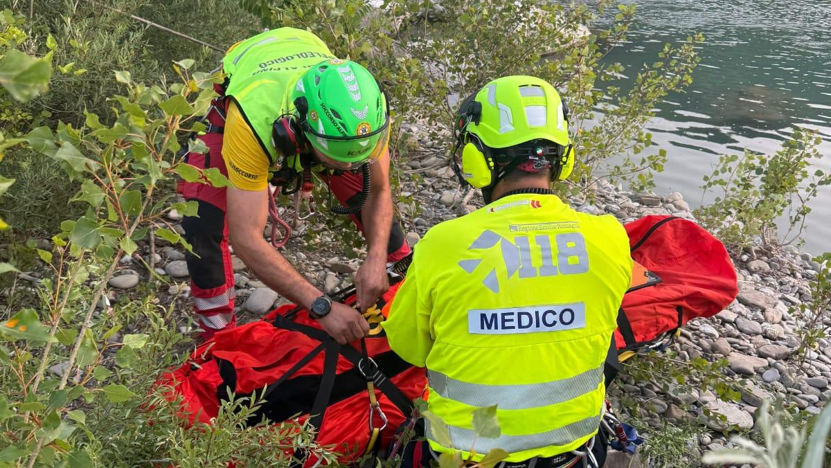 Si rompe una gamba nel greto dell’Enza, bagnante soccorso in elicottero