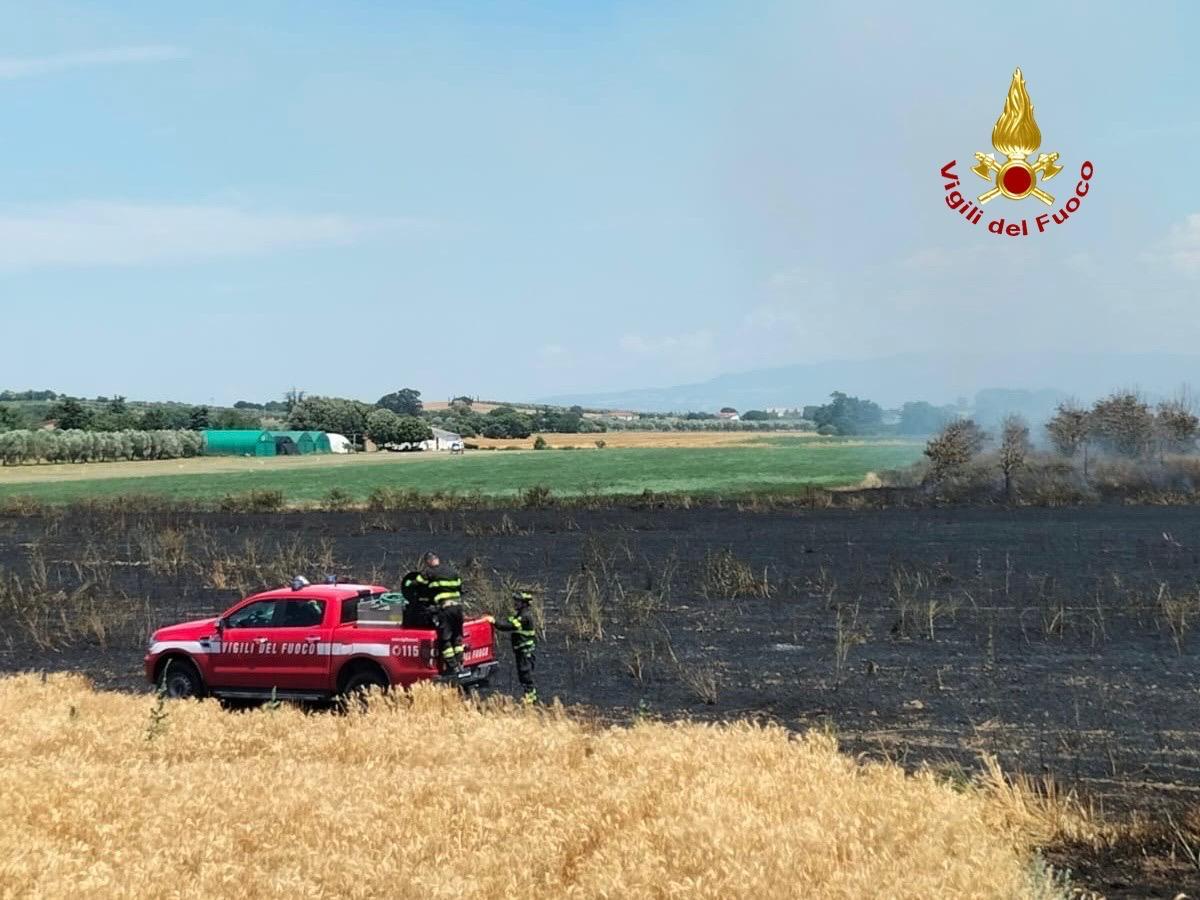 Grosseto, incendio vicino a uno stoccaggio di idrocarburi: fiamme sotto controllo