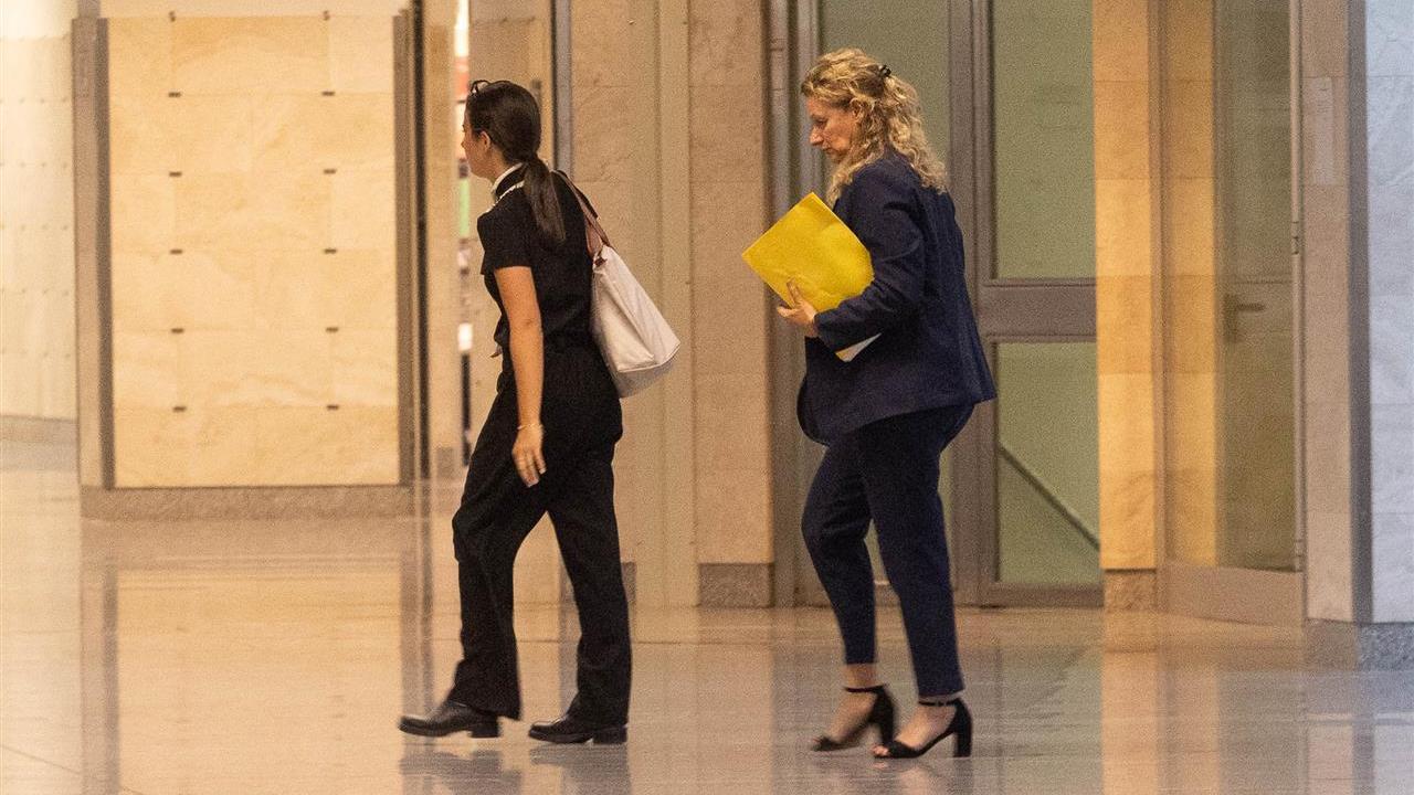 La sindaca Ilaria Bugetti (a destra) prima dell'interrogatorio (foto Sestini)