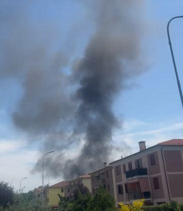 
	Il fume nero che si vede da Roteglia (dai social)

