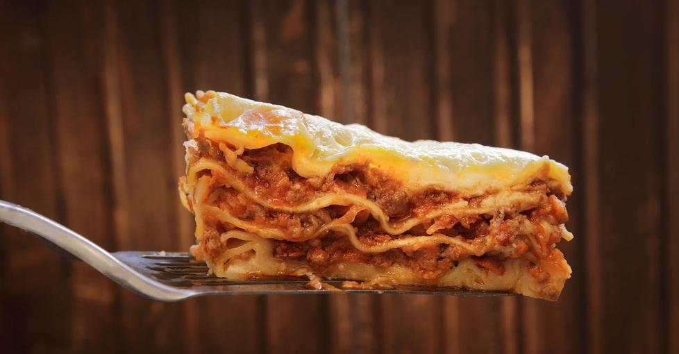 La lasagna ha origini arabe, gli spaghetti? Al tempo di Dante non esistevano: le scoperte nell’Atlante che riscrive la storia del cibo italiano