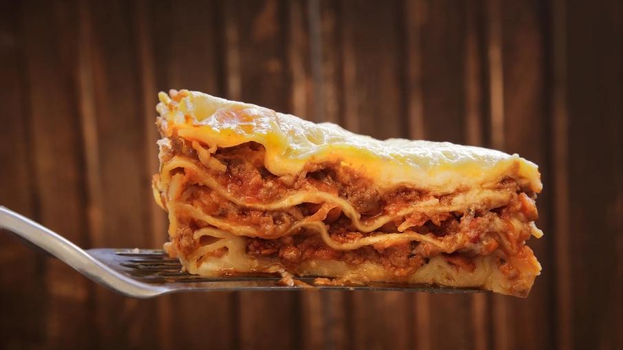 La lasagna ha origini arabe, gli spaghetti? Al tempo di Dante non esistevano: le scoperte nell’Atlante che riscrive la storia del cibo italiano
