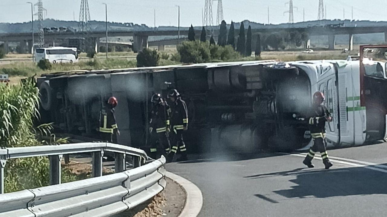 Il tir ribaltato
