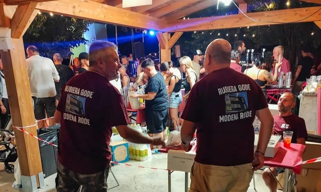 Reggiana, festa dei tifosi granata al grido di «Rubiera gode, Modena rode»