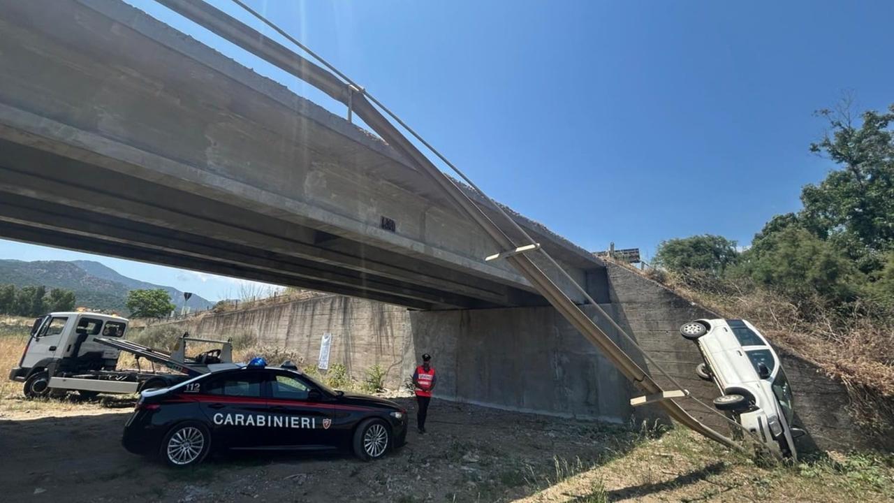 Perde il controllo dell’auto, sfonda il guardrail e precipita nella scarpata: grave una 28enne