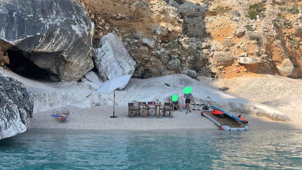 Con ombrelloni, tavoli e sedie occupano Cala Goloritzè