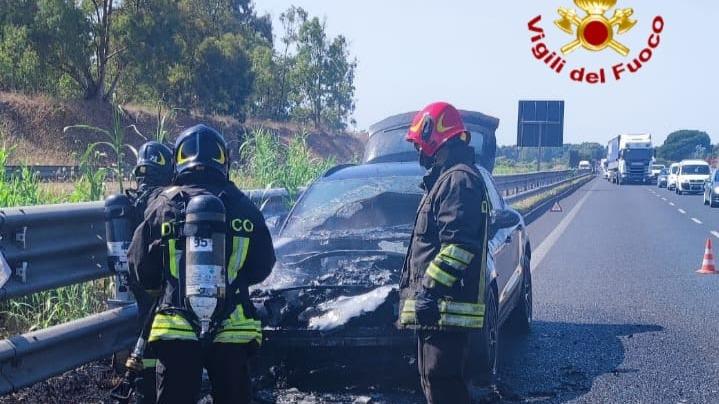 Un’altra auto a fuoco sulla 131, è la seconda in due giorni