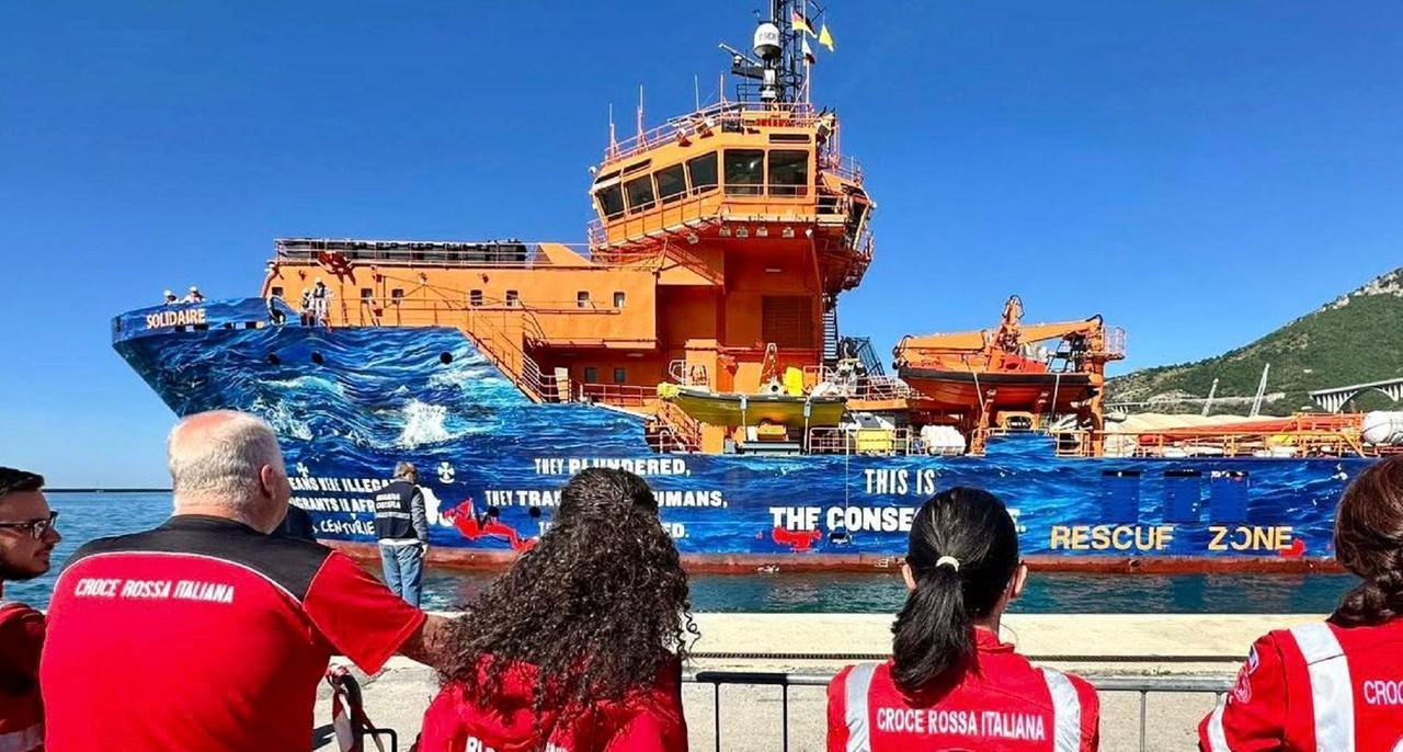 
	La nave "Solidaire" in porto a Salerno (foto Croce rossa)

