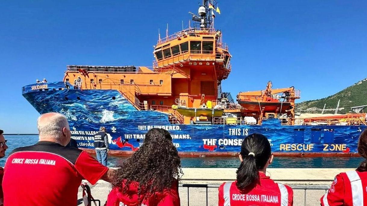 La nave "Solidaire" in porto a Salerno (foto Croce rossa)
