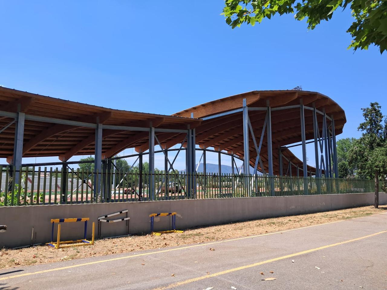 
	La copertura in legno del pistino di atletica

