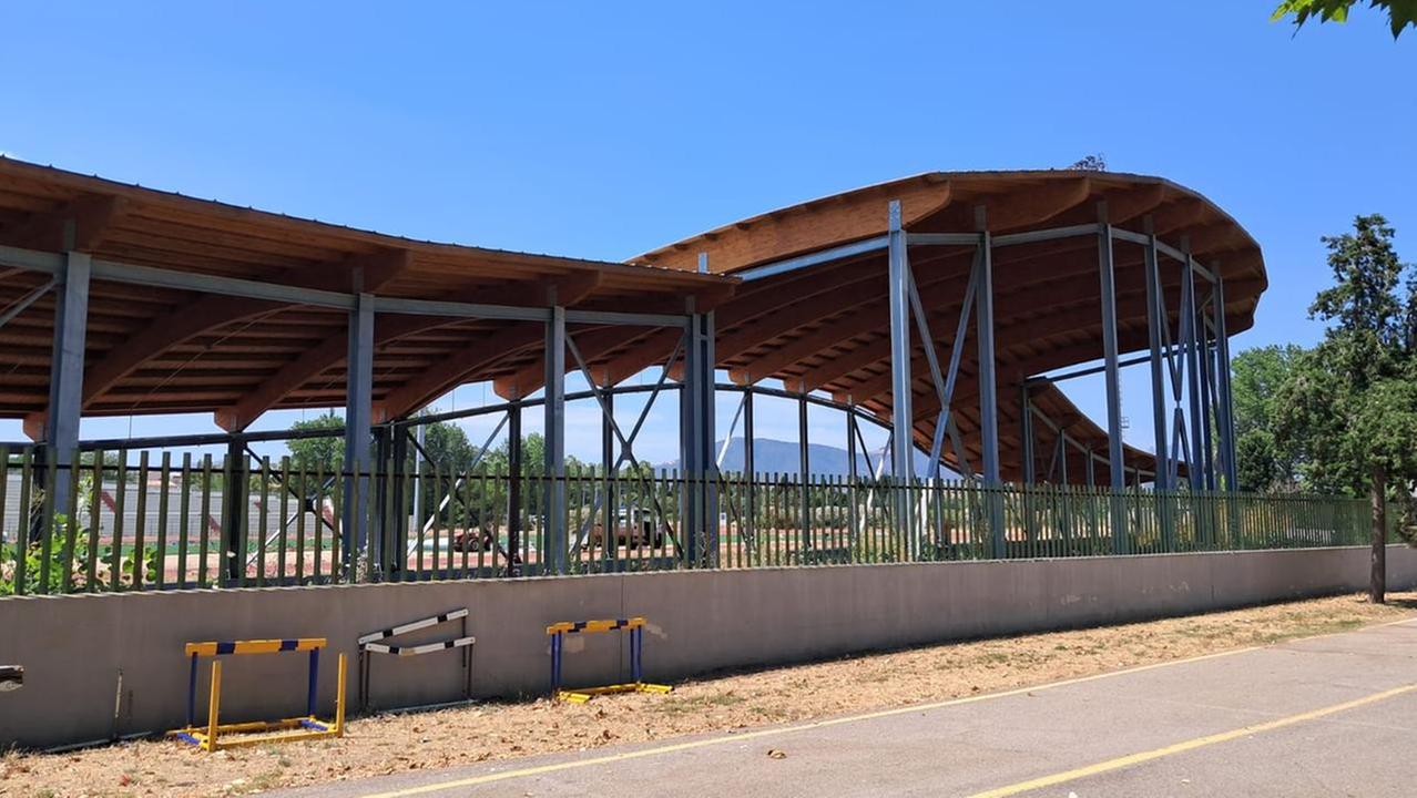 La copertura in legno del pistino di atletica