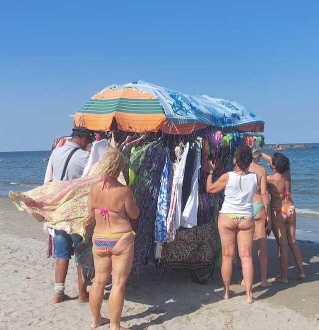 Commercio abusivo ai Lidi, i mercatini tornano in spiaggia<br>
