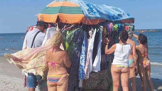 Commercio abusivo ai Lidi, i mercatini tornano in spiaggia<br>