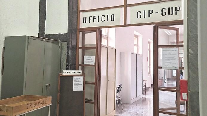 Nasconde la droga in un calzino da bimba, scappa ma viene arrestato