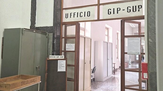 Nasconde la droga in un calzino da bimba, scappa ma viene arrestato