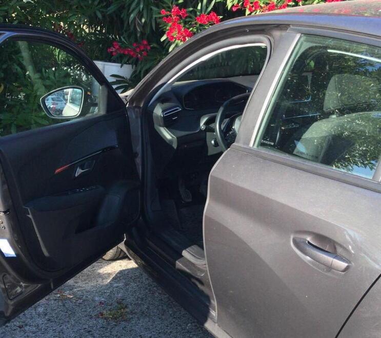 
	Una delle auto danneggiate


