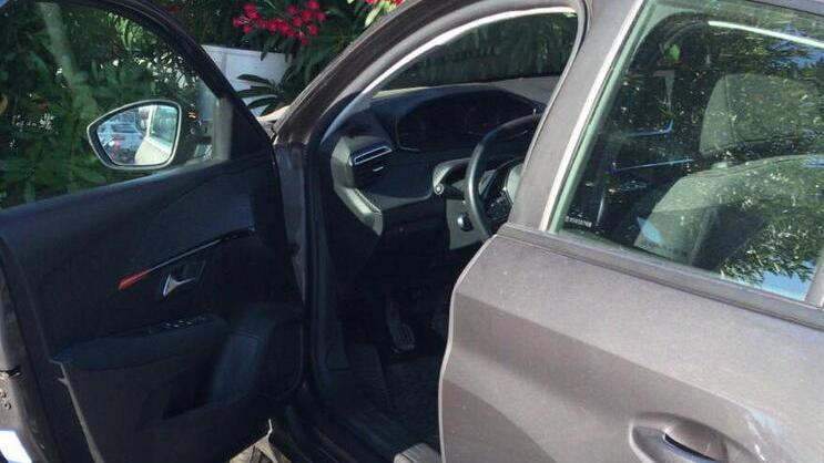 Una delle auto danneggiate