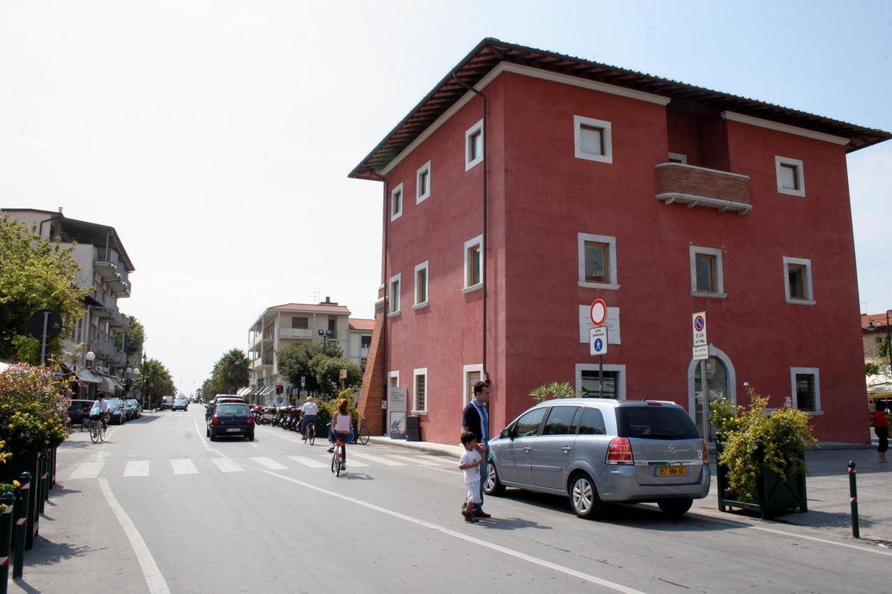 
	Piazza Garibaldi a Forte dei Marmi con lo storico Fortino che d&agrave; il nome al paese (foto d'archivio)


