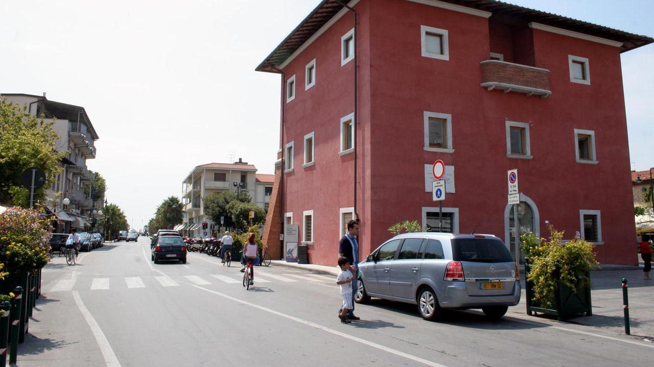 Piazza Garibaldi a Forte dei Marmi con lo storico Fortino che dà il nome al paese (foto d'archivio)