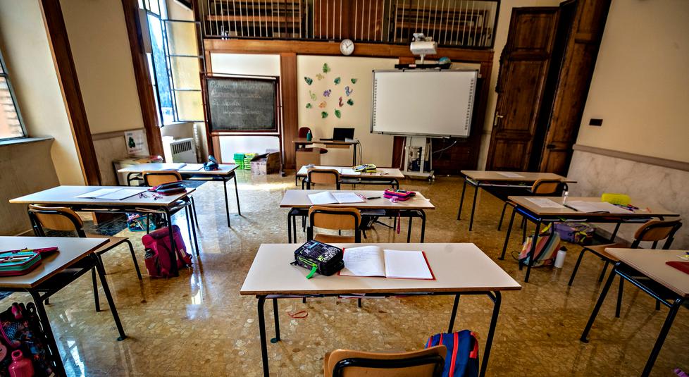 I medici chiedono la bocciatura: «La ragazza resti a scuola». Ma il consiglio di classe la promuove: la delusione della mamma