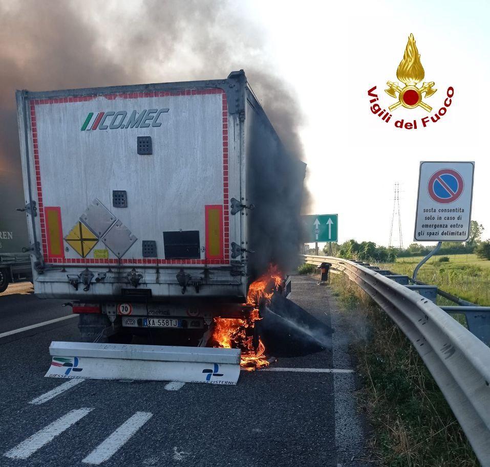 Scoppia uno pneumatico, prende fuoco camion carico di materiale per asfalto