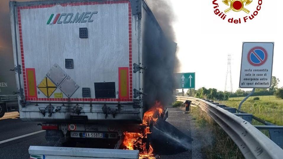 Scoppia uno pneumatico, prende fuoco camion carico di materiale per asfalto
